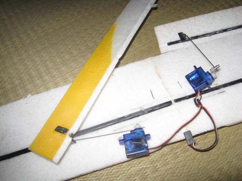 如何操控固定翼遥控飞机的副翼 原理与操作指南